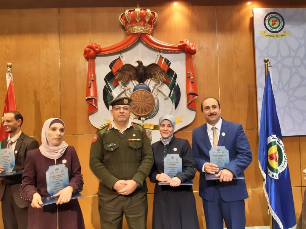 عطوفة مدير عام المركز الجغرافي مع الموظفين الحاصلين على جائزة الموظف المثالي