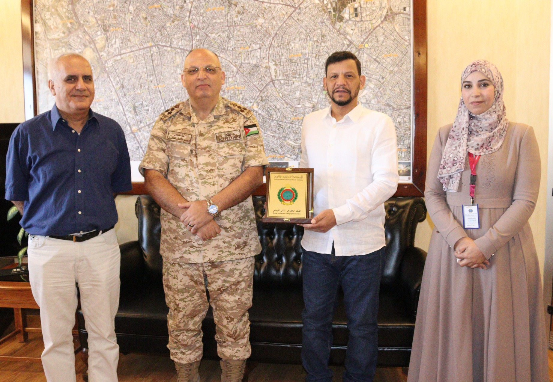 تخريج دورة نظم المعلومات الجغرافية التأسيسية لمتدرب من الملحقية العسكرية الإماراتية في المركز الجغرافي الملكي الأردني اليوم.